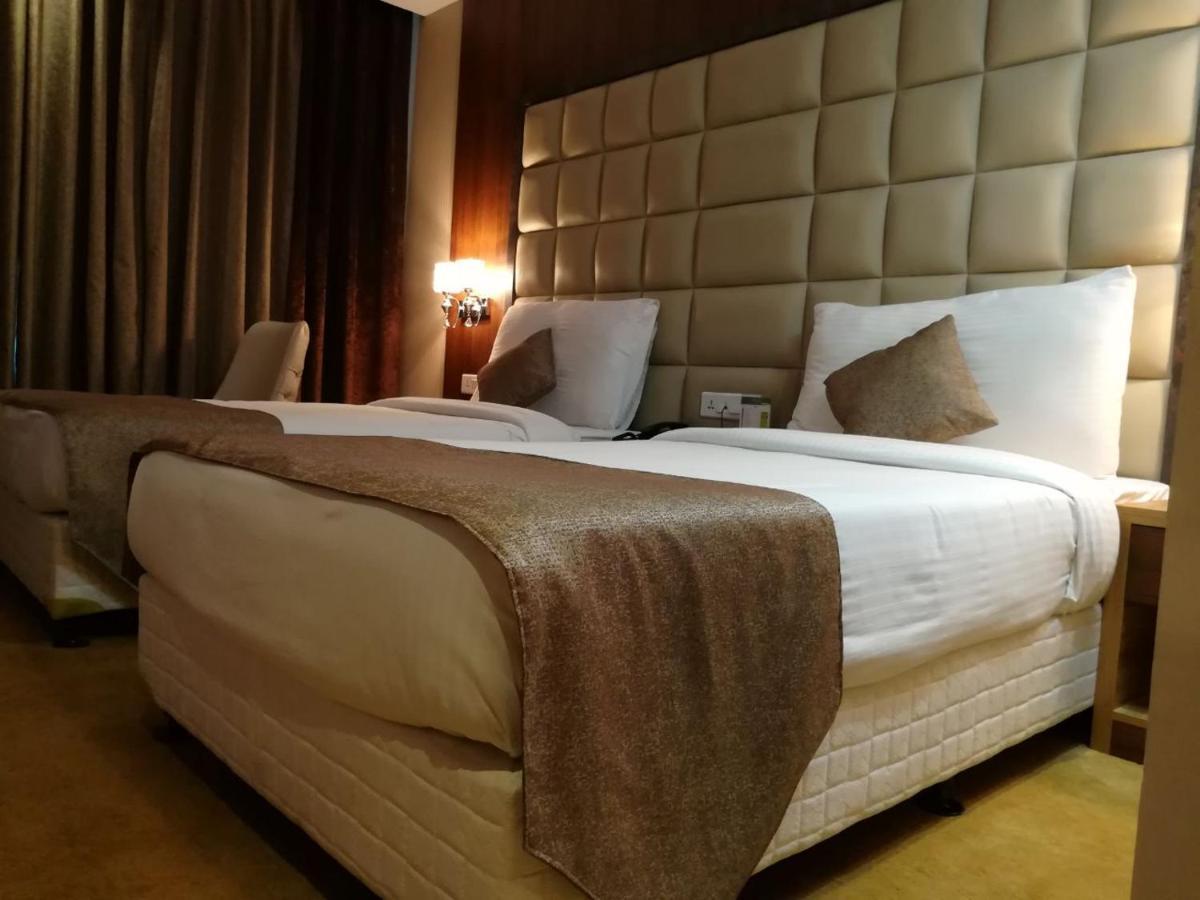 Hide Away Suites Noida Exterior foto