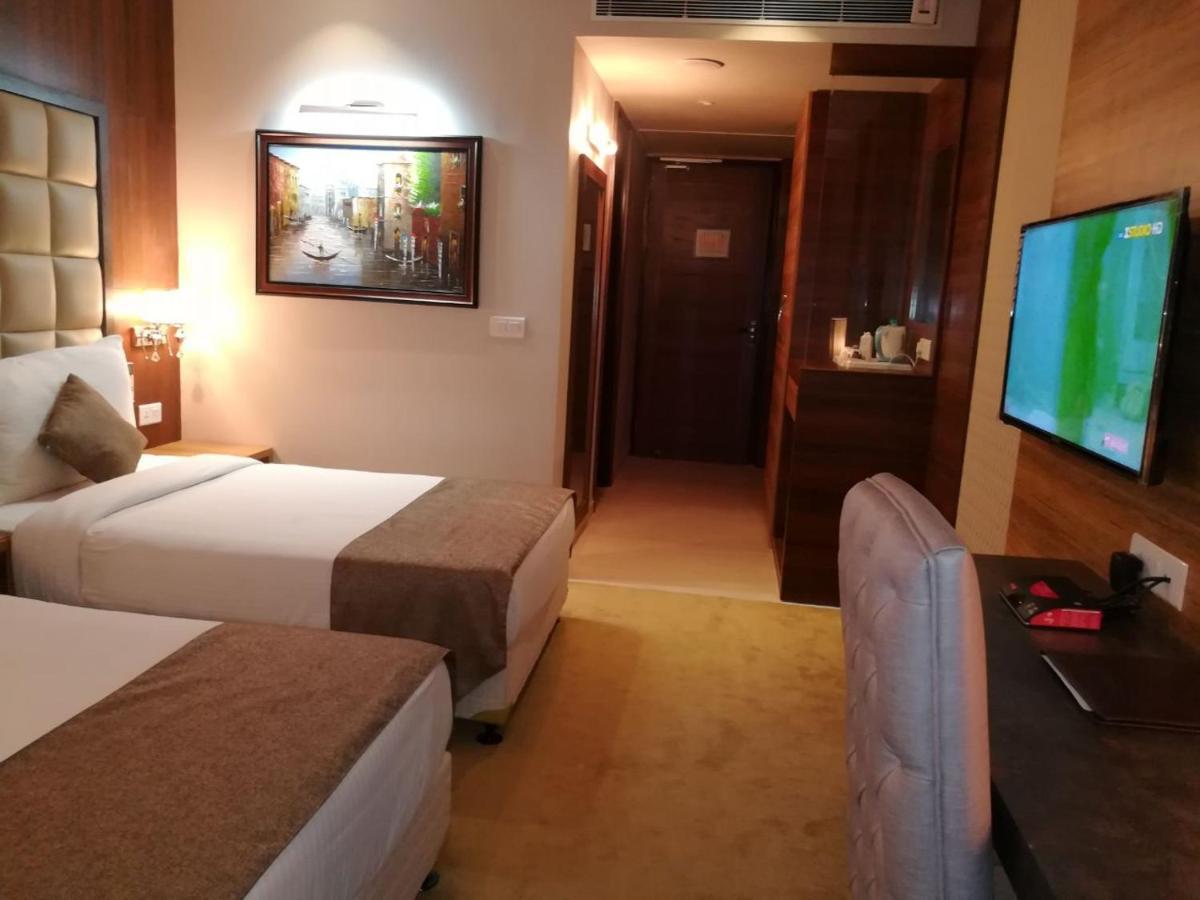 Hide Away Suites Noida Exterior foto