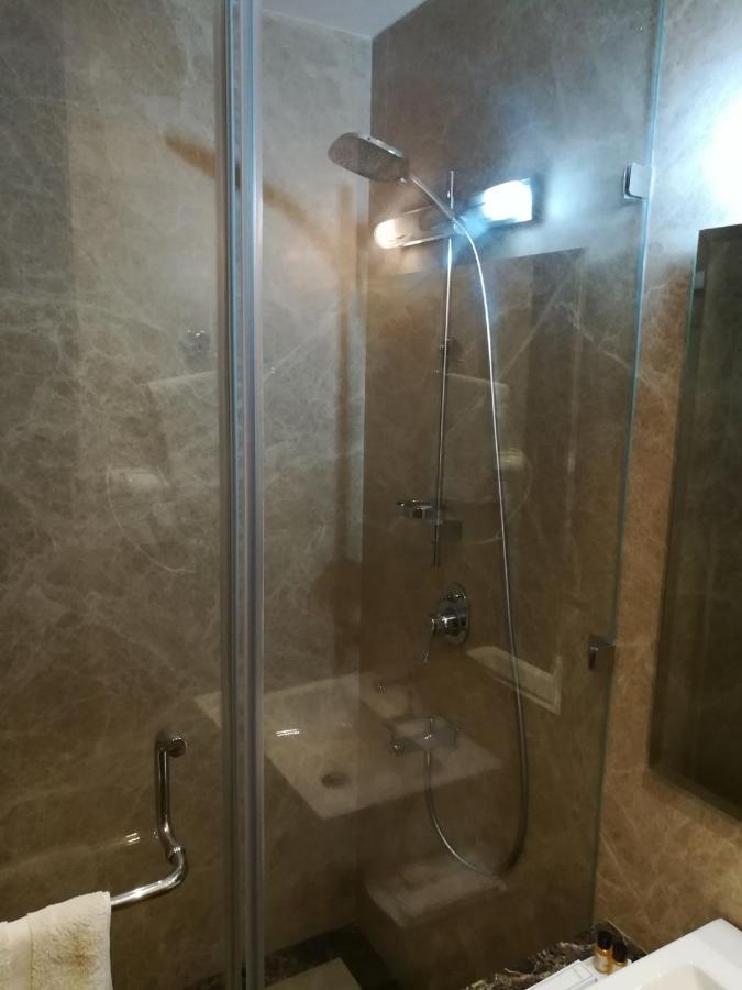 Hide Away Suites Noida Exterior foto
