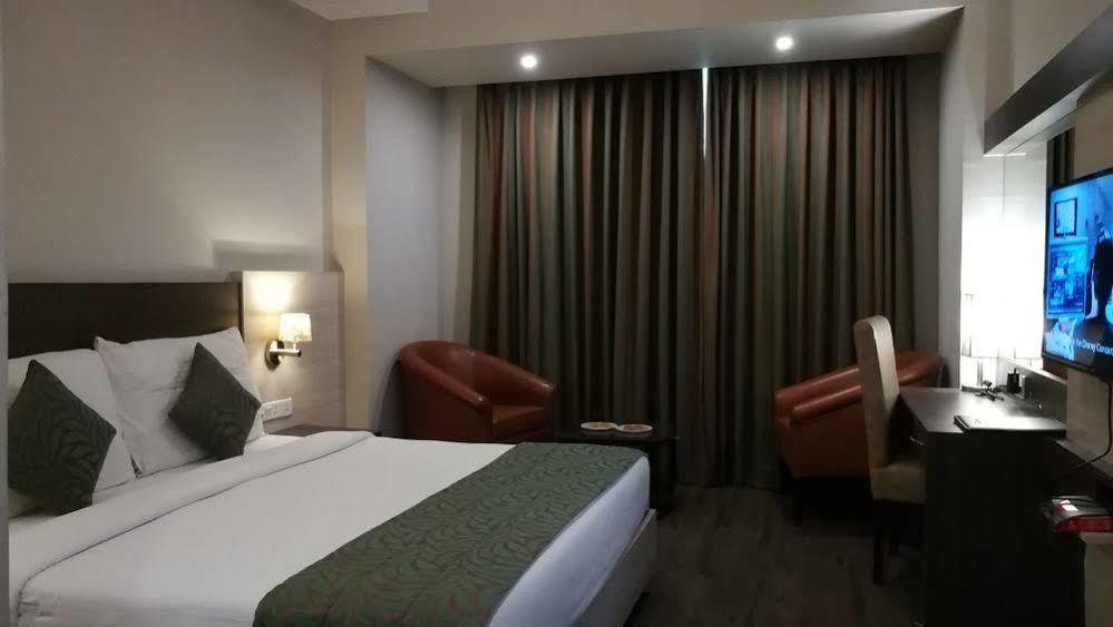 Hide Away Suites Noida Exterior foto